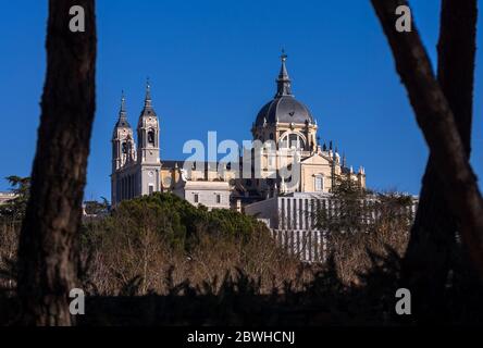 Catedral de la Almudena vista desde Madrid Río. Madrid. España Stockfoto