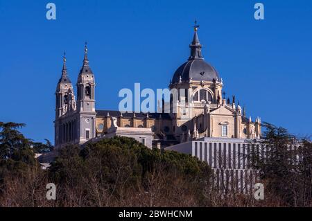 Catedral de la Almudena vista desde Madrid Río. Madrid. España Stockfoto