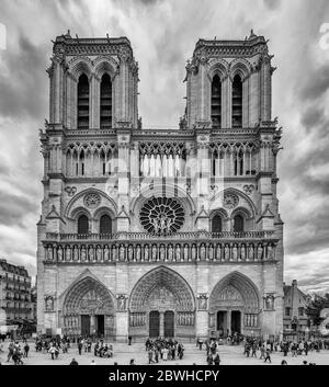 Paris Frankreich 29. April 2013 Schwarz-Weiß-Ansicht der Fassade der Kathedrale Notre Dame Stockfoto