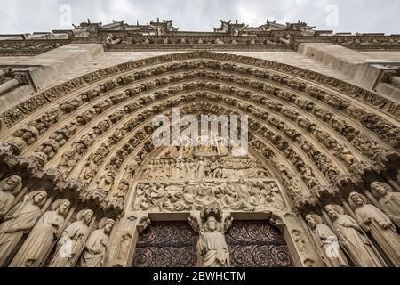 Blick auf die gotische Fassade der Kathedrale Notre Dame de Paris Stockfoto