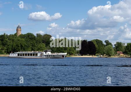 Potsdam, Deutschland. Mai 2020. Der Ausflugsdampfer Königswald fährt auf dem Tiefsee am Flatowturm (l) und dem lido im Park Babelsberg vorbei. Nach Plänen der Stiftung Preußischer Kulturbesitz (SPSG) und der Stadt soll das lido bis 2022 in Richtung Humboldt-Brücke verlegt und verkleinert werden. Quelle: Soeren stache/dpa-Zentralbild/ZB/dpa/Alamy Live News Stockfoto