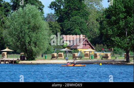 Potsdam, Deutschland. Mai 2020. Ein Tretboot auf dem Tiefsee fährt am lido im Park Babelsberg vorbei. Nach Plänen der Stiftung Preußischer Kulturbesitz (SPSG) und der Stadt soll das lido bis 2022 in Richtung Humboldt-Brücke verlagert und verkleinert werden. Quelle: Soeren stache/dpa-Zentralbild/ZB/dpa/Alamy Live News Stockfoto
