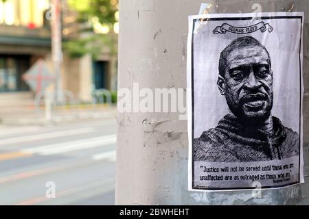 Eine Zeichnung von George Floyd ist an einem Lichtmast in Seattle geklebt zu sehen. Stockfoto