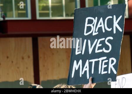 Ein Zeichen, das Black Lives Matter liest, gesehen während der Proteste am 1. Juni 2020 in Seattle. Stockfoto