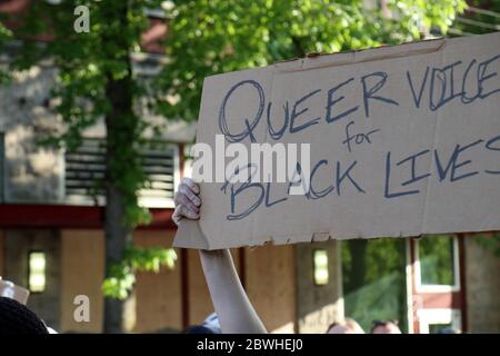 Ein Schild, das "Queer Voices for Black Lives" während eines Protestes in Seattle am 1. Juni 2020 liest. Stockfoto
