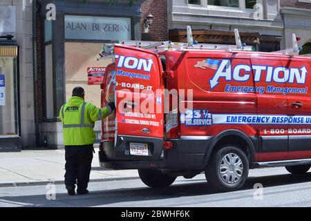 Boston, Massachusetts, USA. Juni 2020. George Floyd Tötung Black Lives Matter Protest - Schäden bereinigen den Tag nach nicht identifizierten Plünderer beschädigt und brach in viele Geschäfte in Boston nach dem Ende des offiziellen marsches zum Massachusetts Statehouse und Protest gegen die Tötung von Herrn George Floyd in Minneapolis, Minnesota. Quelle: Kenneth Martin/ZUMA Wire/Alamy Live News Stockfoto