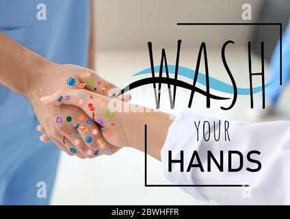 Ärzte schütteln die Hände in der Klinik. Konzept des Händewaschens Stockfoto