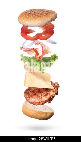 Fliegende Zutaten von Burger auf weißem Hintergrund Stockfoto