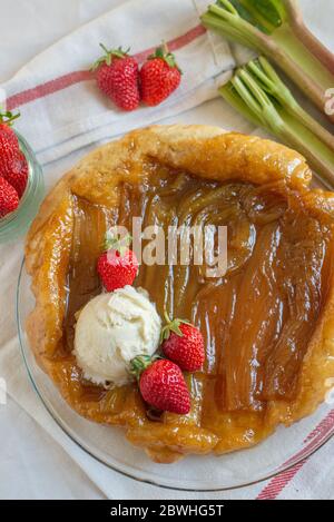 Rhabarber umgedrehten Kuchen mit Erdbeeren und Eis Stockfoto