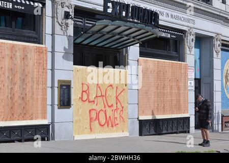 Boston, Massachusetts, USA. Juni 2020. George Floyd Tötung Black Lives Matter Protest - Schäden bereinigen den Tag nach nicht identifizierten Plünderer beschädigt und brach in viele Geschäfte in Boston nach dem Ende des offiziellen marsches zum Massachusetts Statehouse und Protest gegen die Tötung von Herrn George Floyd in Minneapolis, Minnesota. Quelle: Kenneth Martin/ZUMA Wire/Alamy Live News Stockfoto