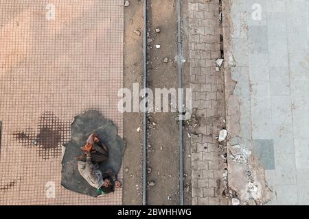 Passagiere schlafen auf dem Boden des Bahnhofs, Indien. Indische Eisenbahn. Bahnreisen. Migranten. Stockfoto