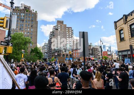 Eine große Versammlung von Protestierenden in einem marsch für George Floyd in Lower Manhattan am 30/2020 Stockfoto