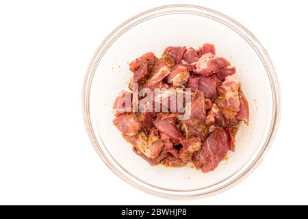 Gehacktes Schweinefleisch mariniert mit Sojasauce und Knoblauch-Würze in einer Glasschüssel auf weißem Hintergrund isoliert, fertig gekocht werden Stockfoto