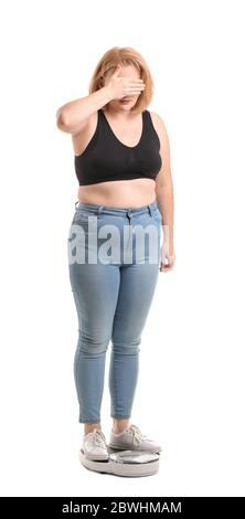 Bekümmerten übergewichtigen Frau mit Schuppen auf weißem Hintergrund. Gewichtsverlust Konzept Stockfoto