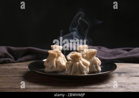 Mit leckeren Knödel auf der Tischplatte Stockfoto