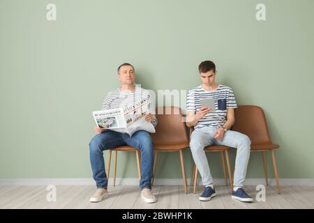 Leute warten in der Schlange drinnen Stockfoto