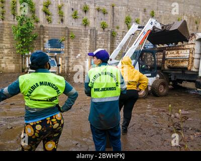 Mejicanos, El Salvador. 31. Mai 2020 - mehrere Nachbarn reinigen und entfernen den Schlamm und Trümmer durch den tropischen Sturm Amanda verlassen. Stockfoto