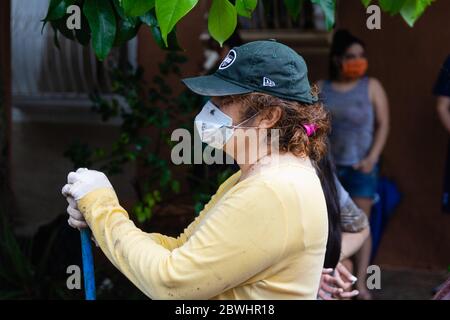 Mejicanos, El Salvador. 31. Mai 2020 - mehrere Nachbarn reinigen und entfernen den Schlamm und Trümmer durch den tropischen Sturm Amanda verlassen. Stockfoto