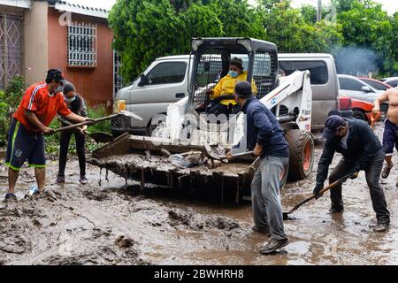 Mejicanos, El Salvador. 31. Mai 2020 - mehrere Nachbarn reinigen und entfernen den Schlamm und Trümmer durch den tropischen Sturm Amanda verlassen. Stockfoto