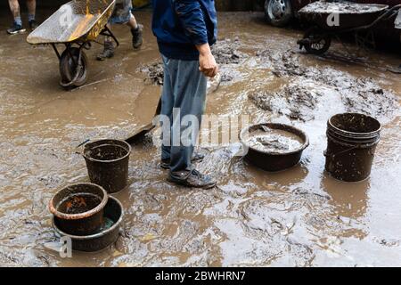 Mejicanos, El Salvador. 31. Mai 2020 - mehrere Nachbarn reinigen und entfernen den Schlamm und Trümmer durch den tropischen Sturm Amanda verlassen. Stockfoto