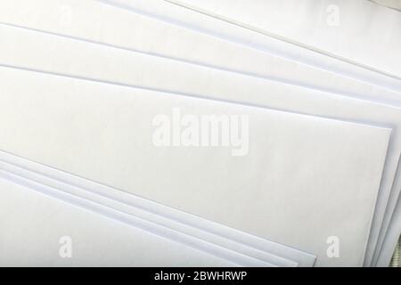 Nahaufnahme des Stapels weißer Buchstaben oder Papiere. Stockfoto