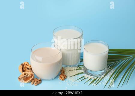 Gläser von verschiedenen Milch auf farbigen Hintergrund Stockfoto