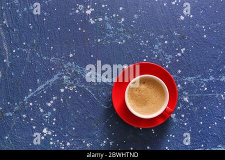 Tasse leckeren Kaffee auf farbigen Hintergrund Stockfoto