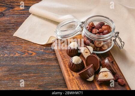 Leckere Schokoladen-Bonbons mit Haselnüssen auf dem Tisch Stockfoto