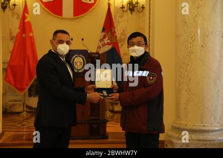 Belgrad, Serbien. Juni 2020. Der serbische Verteidigungsminister Aleksandar Vulin (L) verleiht dem chinesischen Experten des medizinischen Teams Liu Dayue am 1. Juni 2020 in Belgrad, Serbien, eine militärische Gedenkmedaille. Weitere drei Mitglieder eines sechsköpfigen chinesischen medizinischen Expertenteams in Serbien wurden am Montag mit militärischen Gedenkmedaillen für ihre Hilfe bei der Bekämpfung der COVID-19-Pandemie ausgezeichnet. Kredit: Shi Zhongyu/Xinhua/Alamy Live News Stockfoto