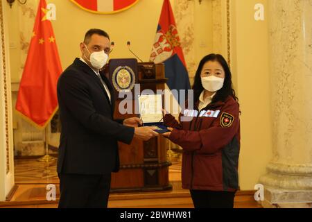 Belgrad, Serbien. Juni 2020. Der serbische Verteidigungsminister Aleksandar Vulin (L) verleiht dem chinesischen Experten des medizinischen Teams Tang Kejing am 1. Juni 2020 in Belgrad, Serbien, eine militärische Gedenkmedaille. Weitere drei Mitglieder eines sechsköpfigen chinesischen medizinischen Expertenteams in Serbien wurden am Montag mit militärischen Gedenkmedaillen für ihre Hilfe bei der Bekämpfung der COVID-19-Pandemie ausgezeichnet. Kredit: Shi Zhongyu/Xinhua/Alamy Live News Stockfoto