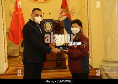 Belgrad, Serbien. Juni 2020. Der serbische Verteidigungsminister Aleksandar Vulin (L) verleiht dem chinesischen Experten des medizinischen Teams Cheng Shouzhen am 1. Juni 2020 in Belgrad, Serbien, eine militärische Gedenkmedaille. Weitere drei Mitglieder eines sechsköpfigen chinesischen medizinischen Expertenteams in Serbien wurden am Montag mit militärischen Gedenkmedaillen für ihre Hilfe bei der Bekämpfung der COVID-19-Pandemie ausgezeichnet. Kredit: Shi Zhongyu/Xinhua/Alamy Live News Stockfoto