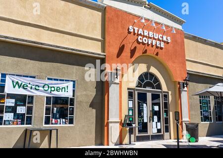 24. Mai 2020 Saratoga / CA / USA - Starbucks Coffee Location ist zum Mitnehmen in der San Francisco Bay Area geöffnet Stockfoto