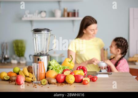 Mixer und Zutaten für Smoothie auf dem Küchentisch Stockfoto