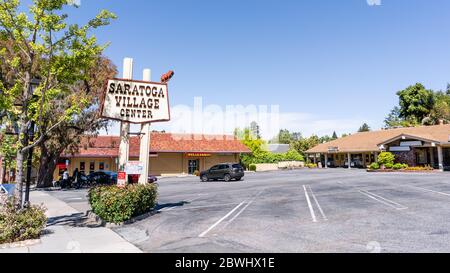 24. Mai 2020 Saratoga / CA / USA - leerer Parkplatz im Saratoga Village Center in der Innenstadt als Folge der bestehenden COVID-19 Pandemie und der S Stockfoto