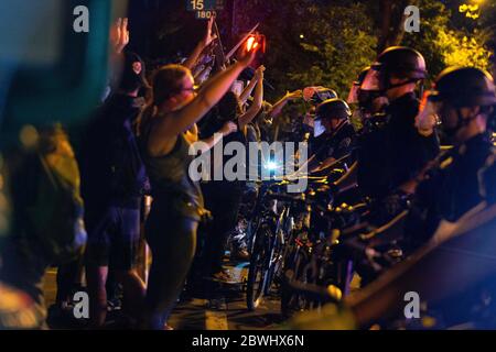 Washington, DC, USA. Juni 2020. Demonstranten stoßen bei einem Protest in Washington, DC, USA, am Montag, 1. Juni 2020, nach dem Tod eines unbewaffneten Schwarzen durch die Polizei von Minnesota am 25. Mai 2020 auf die Polizei. Nach drei Tagen Protesten wurden mehr als 200 aktive Militärpolizei nach Washington, DC, entsandt. Kredit: Stefani Reynolds/CNP Nutzung weltweit Kredit: dpa/Alamy Live News Stockfoto