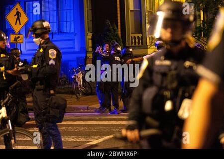 Washington, DC, USA. Juni 2020. Die Polizei zieht ein, um Demonstranten zu zerstreuen, die am Montag, den 1. Juni 2020, nach dem Tod eines unbewaffneten Schwarzen durch die Minnesota-Polizei am 25. Mai 2020 in Washington, DC, USA, versammelt waren. Nach drei Tagen Protesten wurden mehr als 200 aktive Militärpolizei nach Washington, DC, entsandt. Kredit: Stefani Reynolds/CNP Nutzung weltweit Kredit: dpa/Alamy Live News Stockfoto