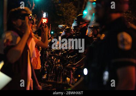 Washington, DC, USA. Juni 2020. Demonstranten stoßen bei einem Protest in Washington, DC, USA, am Montag, 1. Juni 2020, nach dem Tod eines unbewaffneten Schwarzen durch die Polizei von Minnesota am 25. Mai 2020 auf die Polizei. Nach drei Tagen Protesten wurden mehr als 200 aktive Militärpolizei nach Washington, DC, entsandt. Kredit: Stefani Reynolds/CNP Nutzung weltweit Kredit: dpa/Alamy Live News Stockfoto