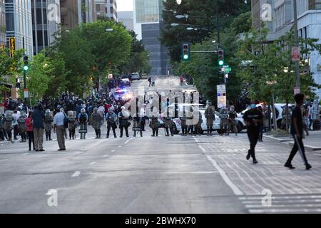 Washington, DC, USA. Juni 2020. Militärpolizei säumen die Straße während eines Protestes in der Nähe des Weißen Hauses in Washington, DC, USA, am Montag, 1. Juni 2020, nach dem Tod eines unbewaffneten schwarzen Mannes durch die Minnesota-Polizei am 25. Mai 2020. Nach drei Tagen Protesten wurden mehr als 200 aktive Militärpolizei nach Washington, DC, entsandt. Kredit: Stefani Reynolds/CNP Nutzung weltweit Kredit: dpa/Alamy Live News Stockfoto