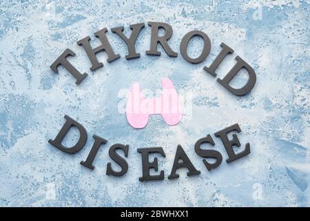 Text SCHILDDRÜSENERKRANKUNG auf farbigen Hintergrund Stockfoto