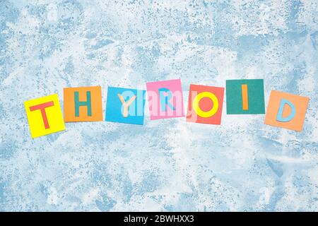 Wort SCHILDDRÜSE auf farbigen Hintergrund Stockfoto