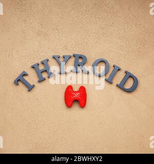Wort SCHILDDRÜSE auf farbigen Hintergrund Stockfoto