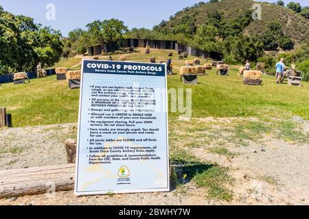 24. Mai 2020 Cupertino / CA / USA - COVID-19 Protokolle werden auf einem Bogenschießplatz in der San Francisco Bay Area befolgt Stockfoto