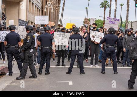 Eine Demonstration von Black Lives Matter Inland Empire in der Stadt Riverside, Kalifornien, USA aus Protest gegen den Tod von George Floyd, einem 46-jährigen Schwarzen, der am 25. Mai von der Minneapolis Polizei getötet wurde, während er verhaftet wurde. Er starb, nachdem ein Polizeibeamter sein Knie mehr als neun Minuten lang an Herrn Lloyds Hals gelegt hatte, während der Verdächtige auf dem Boden lag und mit Handschellen gefesselt war. Der Tod von Herrn Floyds hat massive Proteste in allen Vereinigten Staaten ausgelöst, auch hier in Riverside. Stockfoto