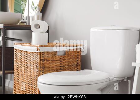 Toilettenschüssel und Papierrollen im Badezimmer Stockfoto