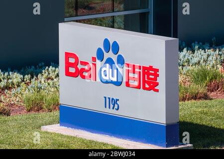 Februar 2020 Sunnyvale/CA/USA - Nahaufnahme des Baidu-Logos an ihrem Hauptsitz im Silicon Valley; Baidu, Inc. Ist ein chinesischer multinationaler tec Stockfoto