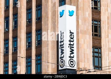 Aug 21, 2019 San Francisco / CA / USA - Nahaufnahme des Twitter-Logos am Hauptsitz des Unternehmens; Twitter Inc ist ein amerikanisches Microblogging- und Social-Network Stockfoto