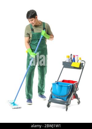 Männliche Hausmeister mit Reinigungsmittel auf weißem Hintergrund Stockfoto