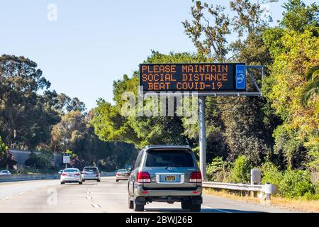 24. Mai 2020 Sunnyvale / CA / USA - COVID-19 verwandte Nachricht, die Menschen bitten, soziale Distanz zu halten, auf einem digitalen Schild auf einer Autobahn i angezeigt Stockfoto