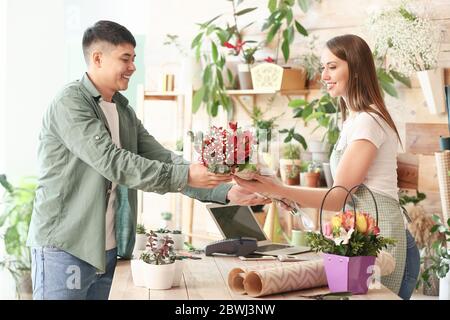 Asiatischer Mann Bestellung im Blumenladen Stockfoto