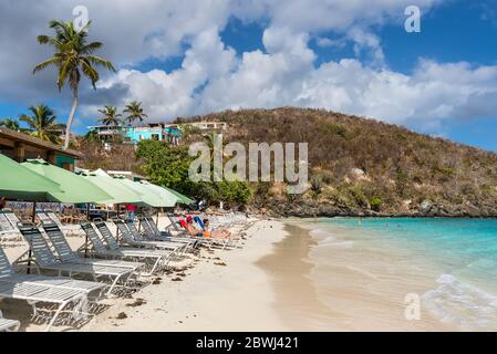 Coki Point, St. Thomas, United States Virgin Islands (USVI) - 30. April 2019: Die Leute entspannen sich am Coki Point Beach in St. Thomas, USVI, Karibik. Tour Stockfoto